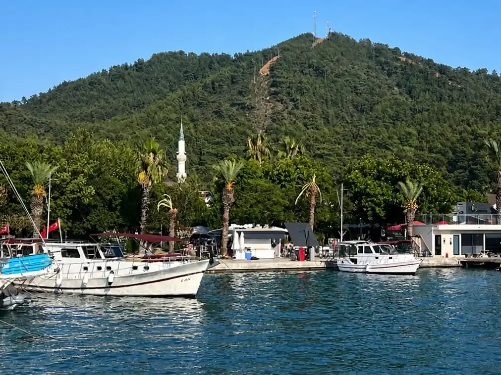 Çam tepelerinin altında Göcek sahiline bağlanmış tekneler